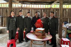 Chi đoàn An ninh, Đoàn thanh niên Công an Hà Quảng tặng quà gia đình có hoàn cảnh khó khăn xã Thượng Thôn
