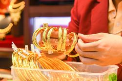Giá vàng hôm nay 31/12: Chờ đợi dữ liệu mới, vàng đi xuống