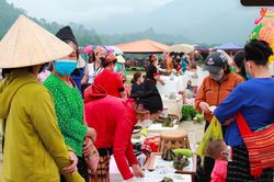 Xôn xao chợ phiên vùng cao