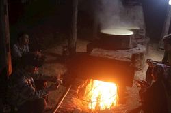 Nông dân Nghệ An thức đêm nấu mật mía Tết