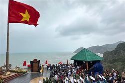 Chào cờ đầu năm mới tại 'nơi đón ánh bình minh sớm nhất trên đất liền' Việt Nam
