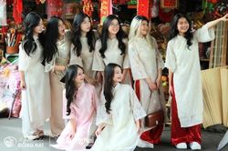 Nhiều bạn trẻ rộn ràng chụp ảnh áo dài tại chợ Biên Hòa ngày đầu năm mới 2025