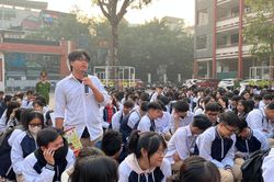 Tuyên truyền Luật quản lý sử dụng vũ khí, vật liệu nổ, công cụ hỗ trợ tại trường THPT Trương Định