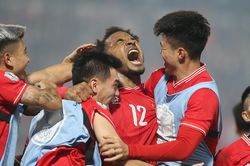 Video bàn thắng Việt Nam 2-1 Thái Lan: Xuân Son tạo lợi thế lớn
