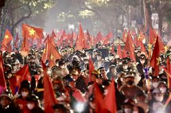 Người hâm mộ bóng đá đổ lên hồ Gươm ăn mừng thắng Thái Lan