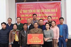 Trao tiền hỗ trợ xây dựng nhà tình nghĩa cho bệnh binh ở Quỳnh Lưu