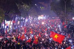 Người dân xuống đường 'đi bão' mừng tuyển Việt Nam thắng Thái Lan