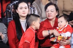 Duy Mạnh chia tay vợ con ngay trên sân để kịp chuẩn bị sang Thái Lan đá chung kết lượt về