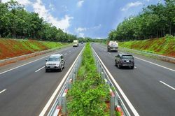 Quy định xử phạt hành chính người điều khiển phương tiện giao thông cơ giới đường bộ gắn biển số nước ngoài
