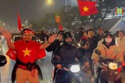 Người Hà Nội 'đi bão' mừng chiến thắng của tuyển Việt Nam