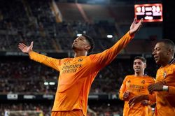 Vinicius sai, Bellingham sửa giúp Real Madrid ngược dòng lên đỉnh bảng La Liga