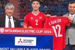 Xúc động hình ảnh đồng đội thay Xuân Son lên nhận cú đúp giải thưởng danh giá của AFF Cup 2024
