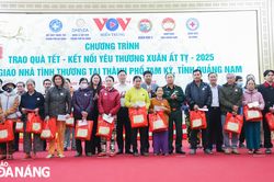 'Trao quà tết - kết nối yêu thương' tại thành phố Tam Kỳ và huyện Phú Ninh