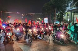 Hàng vạn người dân Thanh Hóa đổ ra đường ăn mừng chiến thắng