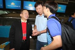 Những 'người hùng' ASEAN Cup về nước, xe cứu thương đón Xuân Son