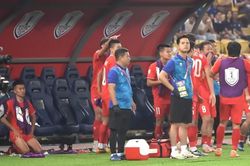 Doãn Ngọc Tân quỳ gối xem những phút cuối trận, chân thành nói lời xin lỗi vì mắc sai lầm