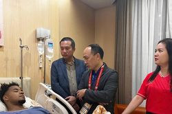 Xuân Son được lãnh đạo VFF tới tận bệnh viện ở Thái Lan thăm hỏi