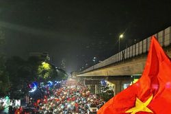 Hình ảnh người dân khắp cả nước 'đi bão' sau chiến thắng của Đội tuyển Việt Nam