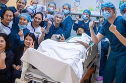 Xuân Son phẫu thuật thành công sau hơn 1 tiếng, hát Quốc ca Việt Nam và tuyên bố sẽ sớm trở lại