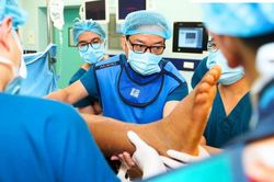 Bác sĩ trực tiếp phẫu thuật cho Xuân Son tiết lộ về ca mổ, vạch sẵn lộ trình hồi phục cho ngôi sao ĐT Việt Nam