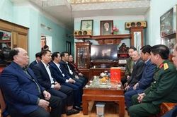 Lãnh đạo tỉnh thăm, tặng quà các gia đình chính sách, hộ nghèo tại huyện Phú Lương