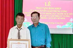 Người 'vá đường' được nhận Bằng khen của Trưởng Ban Tuyên giáo Trung ương