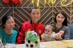 Cuộc sống ngoài bóng đá của Đình Triệu qua tiết lộ của bà xã xinh đẹp: Thích nấu ăn, yêu vợ và rất chăm việc nhà