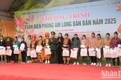 Chương trình 'Xuân Biên phòng-Ấm lòng dân bản' cho bà con vùng biên ở Lạng Sơn