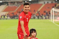 Chân dung 'cầu thủ từng nghèo nhất Việt Nam' đến với bóng đá bằng tiền bán trâu của bố, giờ đây có tất cả