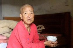 MS 979: Xót xa người đàn bà đơn thân nghèo khó chống chọi ung thư giai đoạn cuối trong căn nhà lạnh lẽo
