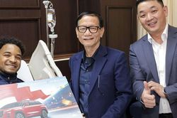 Nguyễn Xuân Son được tặng xe ô tô trị giá gần 1 tỷ đồng