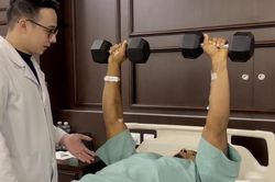 'Thở thôi cũng tăng cân', Xuân Son phải tập tạ ngay trên giường bệnh
