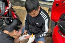Giải cứu 2 cháu nhỏ khỏi căn nhà đang bốc cháy