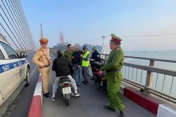 Kịp thời ngăn cản người có ý định nhảy cầu Bãi Cháy tự tử