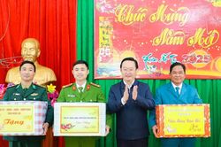Bí thư Tỉnh ủy Nguyễn Đức Trung thăm, tặng quà Tết lực lượng vũ trang ở huyện Kỳ Sơn