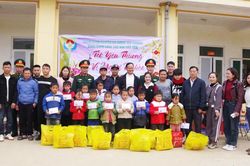 Trao 176 suất quà Tết cho người dân và học sinh nghèo ở Kỳ Sơn
