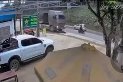 Băng qua đường, người phụ nữ bị xe đầu kéo cán tử vong