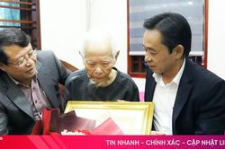 Trao Huy hiệu 80 năm tuổi Đảng cho đảng viên lão thành ở TP Hà Tĩnh