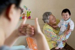 Con trai ngủ li bì, mẹ tưởng bảo mẫu cho uống thuốc ngủ, nhưng kiểm tra camera liền sợ xanh mặt