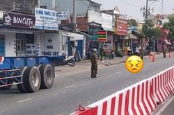 Clip: Xe đầu kéo lấn sát lề, tông 2 phụ nữ thương vong ở Bình Dương
