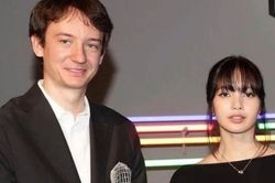 Lisa Blackpink khoe đồng hồ đôi với Frédéric Arnault: Xác nhận mối tình lãng mạn với cậu ấm LVMH?