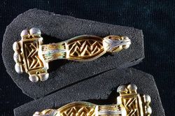 Rùng rợn 6 người phụ nữ nằm quanh chiếc vạc trong khu mộ cổ