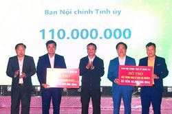 Ban Nội chính Tỉnh ủy trao quà cho người nghèo tại huyện Quỳ Châu