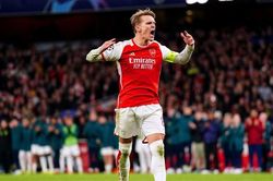 Bóng đá Anh: 'Báo động đỏ' cho Arsenal