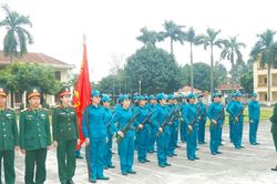 Kiểm tra công tác huấn luyện khối nữ Dân quân tham gia diễu hành Kỷ niệm 50 năm Ngày giải phóng miền Nam thống nhất đất nước