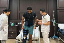 Tiền đạo Nguyễn Xuân Son chống nạng tập đi, quyết tâm phục hồi nhanh sau chấn thương