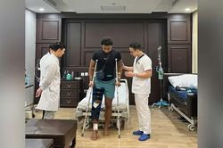 Nguyễn Xuân Son đã tập đi bằng nạng sau ca phẫu thuật