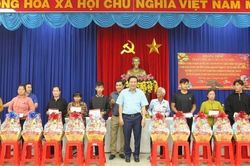 Trao 250 phần quà tết cho hộ nghèo, người có hoàn cảnh khó khăn tại Long An