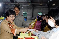 Phó Chủ nhiệm Ủy ban Tài chính, Ngân sách của Quốc hội thăm, tặng quà công nhân lao động Nghệ An