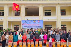 Trao quà Tết cho người nghèo ở bản Tha Đo (Kỳ Sơn) và bản Na Mương (Lào)